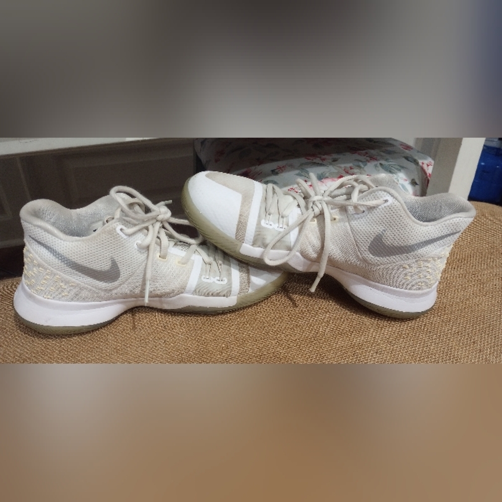 Nike Kids Sneakers in White and Gray